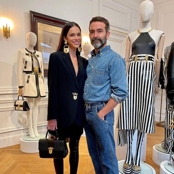 Bruna Marquezine posou com o diretor criativo da grife Schiaparelli,  Daniel Roseberry