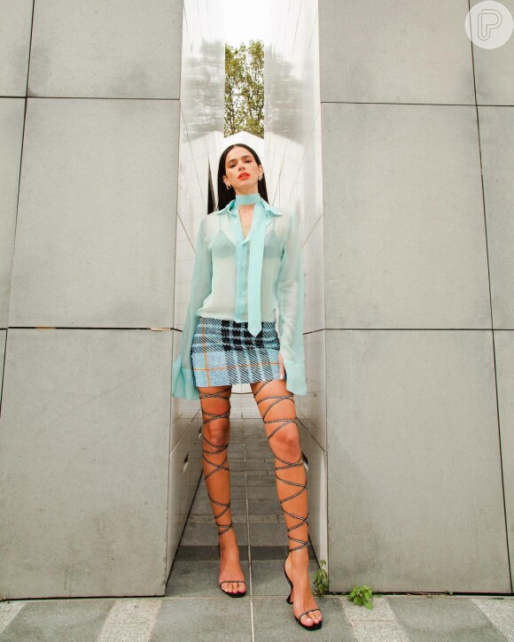 Bruna Marquezine posou com looks estilosos na Semana de Moda de Paris
