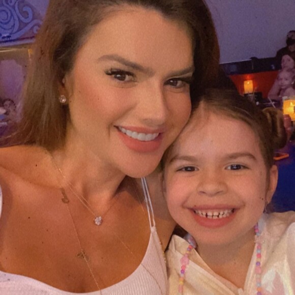 Mirella Santos mostrou passeio com a filha, Valentina, no Dia das Crianças