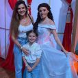 Filha de Mirella Santos, Valentina curtiu passeio com direito a muitas princesas