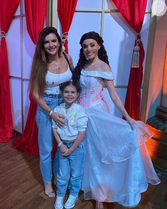 Filha de Mirella Santos, Valentina curtiu passeio com direito a muitas princesas