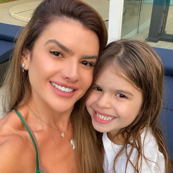 Filha de Mirella Santos, Valentina encanta com seus cliques fofos e divertidos