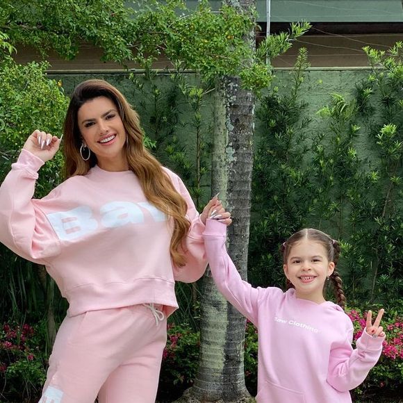 Valentina combina looks com os da mãe, Mirella Santos