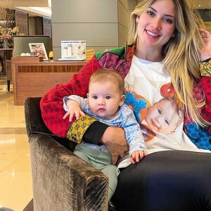 Virgínia manda faser camiseta com foto do rosto da filha e usa roupa para viajar