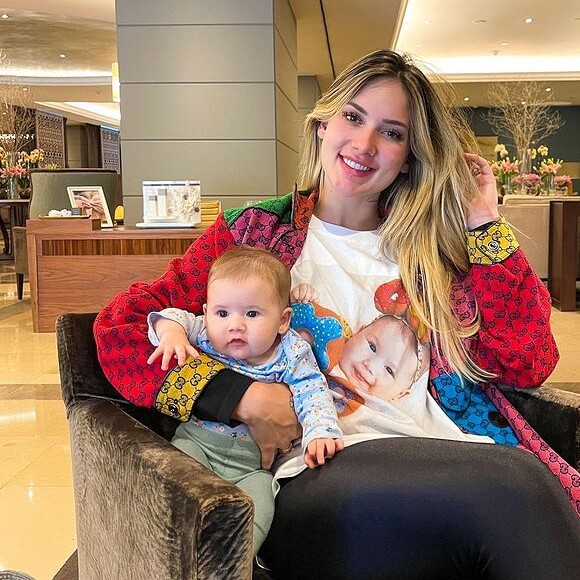 Virgínia posa usando camiseta com rosto da filha, Maria Alice, de quatro meses