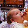 Virgínia tenta beijar rosto da filha, Maria Alice, em mercado da Espanha