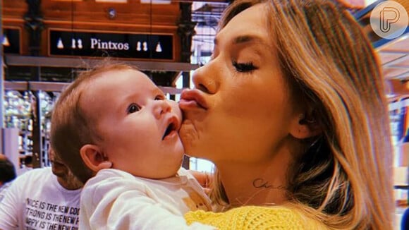 Virgínia tenta beijar rosto da filha, Maria Alice, em mercado da Espanha