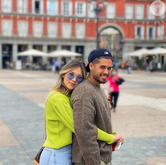 Virgínia e Zé Felipe posam para foto em praça de Madri, na Espanha