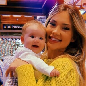 Virgínia e a filha, Maria Alice, sorriem juntas ao posarem para uma foto