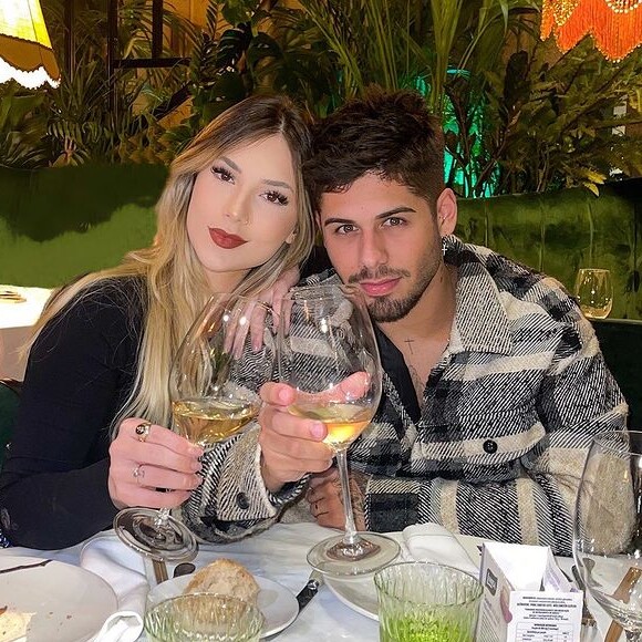 Virgínia e Zé Felipe jantam e bebem vinho em um restaurante de Portugal