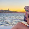 Virgínia beija a bochecha da filha, Maria Alice, em um passeio de barco pela Europa