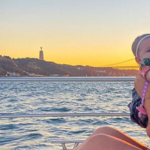 Virgínia beija a bochecha da filha, Maria Alice, em um passeio de barco pela Europa