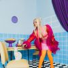 Luísa Sonza fusa look rosa e laranja em fotos de divulgação de novo álbum