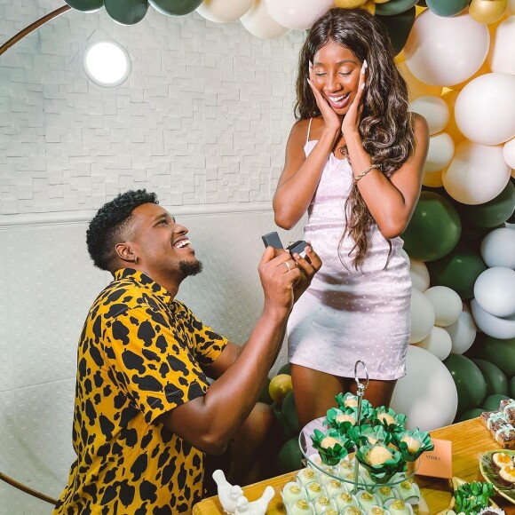 Camilla de Lucas foi pega de surpresa pelo namorado, durante sua festa de aniversário