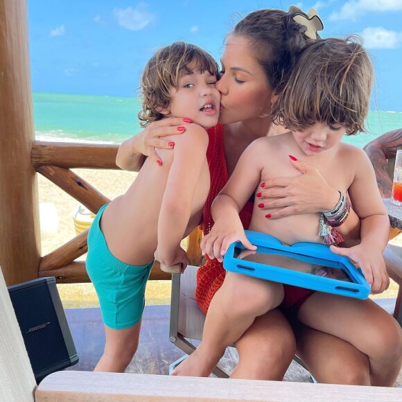 Filhos de Andressa Suita chamaram atenção em fotos com a mãe