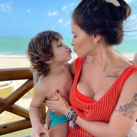 O destaque das fotos ficou por conta do tamanho dos filhos de Andressa Suita