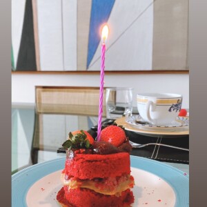 Natasha Dantas faz bolo de aniversário para filhos de Bonner