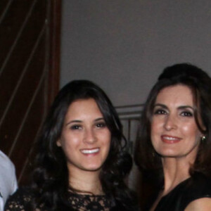 Fátima Bernardes e suas filhas Beatriz e Laura usaram vestidos da mesma cor em comemoração de aniversário de 24 anos dos trigêmeos