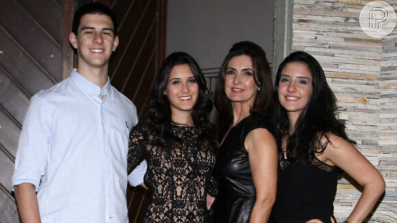 Fátima Bernardes e suas filhas Beatriz e Laura usaram vestidos da mesma cor em comemoração de aniversário de 24 anos dos trigêmeos