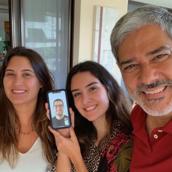 Mulher de William Bonner fez extensa homenagem aos filhos trigêmeos do jornalista em aniversário: 'Que sorte estar perto'
