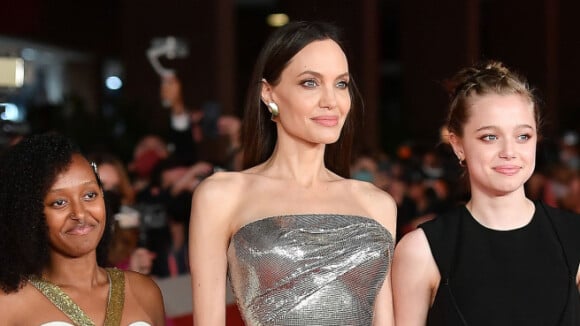 Angelina Jolie posa com filhas em première de 'Eternos' e magreza assusta fãs. Fotos!