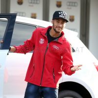 Neymar participa de gincana no Barcelona e ganha carro avaliado em R$ 300 mil