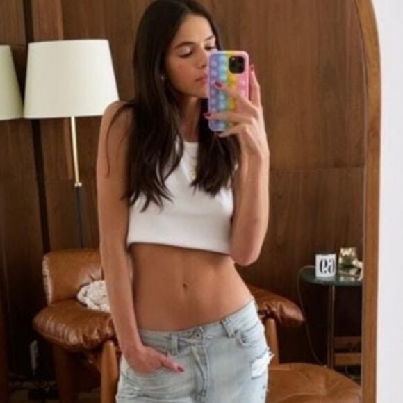 Bruna Marquezine comemorou nova calça jeans recebida pela Colcci