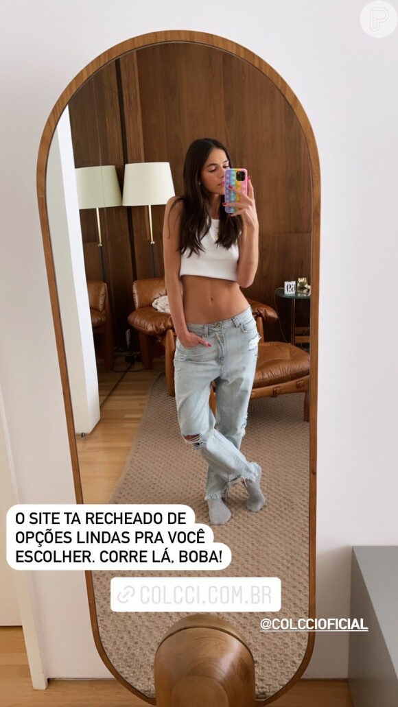 Bruna Marquezine passou a aderir à moda de jeans com cintura baixa: 'Eu já pedi uns dois números maiores que é para ficar aqui [abaixo da cintura]'