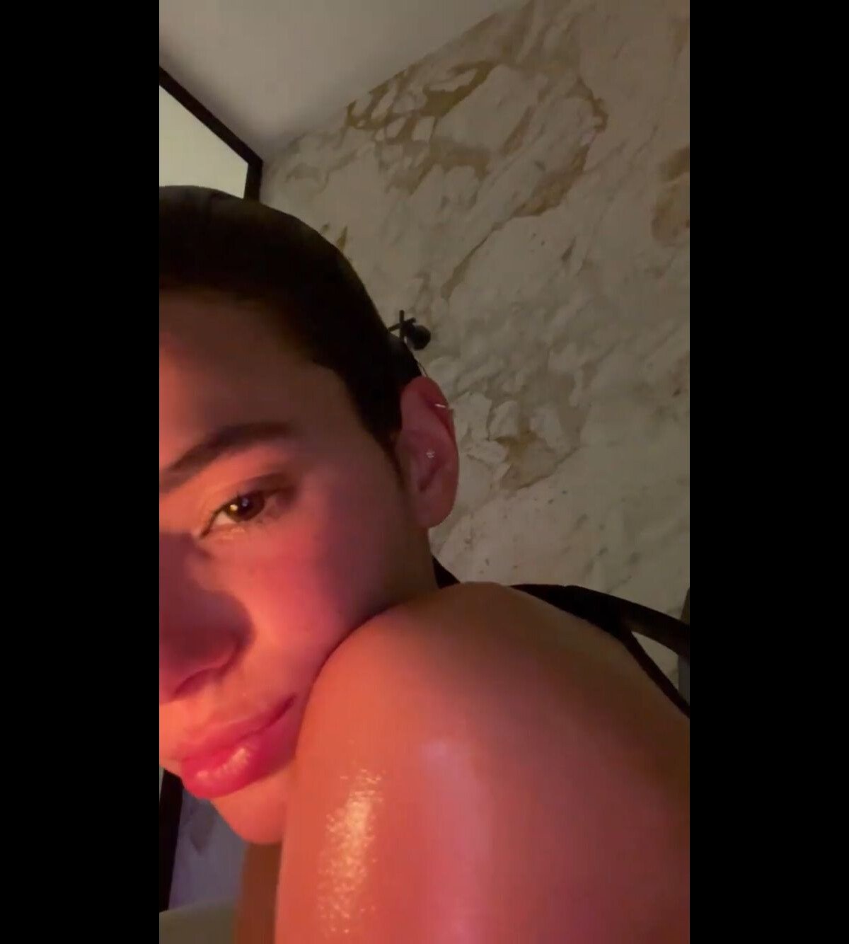 Foto: Bruna Marquezine fez vídeo com os ombros nus e clima íntimo ao som de  Chico César - Purepeople