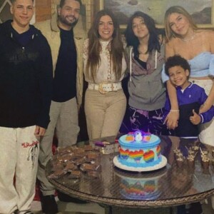 Simony, de 45 anos, é mãe de Ryan, de 20 anos, Aysha, de 18, Pyetra, de 14, e Anthony, de 8