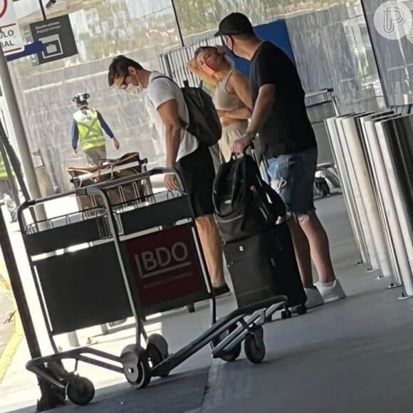 Primeira foto do novo casal: Grazi Massafera e Alexandre Machafer foram fotografados juntos por um fã que estava no aeroporto