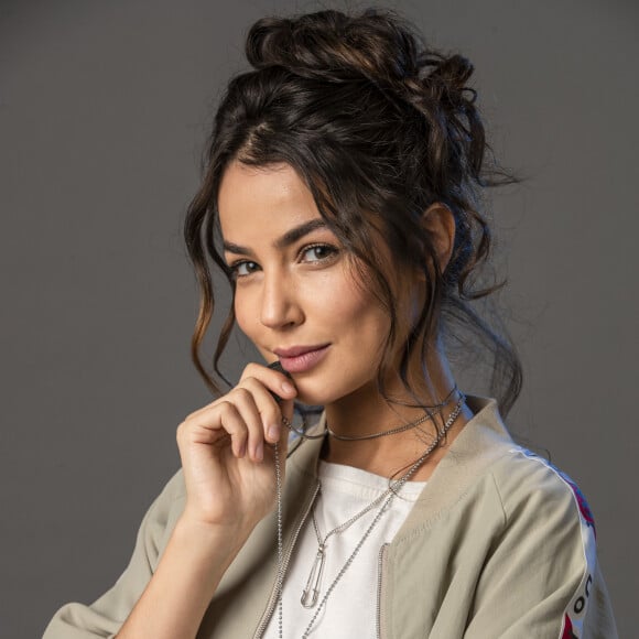 Na novela 'Um Lugar ao Sol', Cecília (Fernanda Marques) é filha de Rebeca (Andréa Beltrão), com quem vive uma relação nada amistosa, e que se mostrará contrária ao relacionamento da mãe com Felipe (Gabriel Leone)