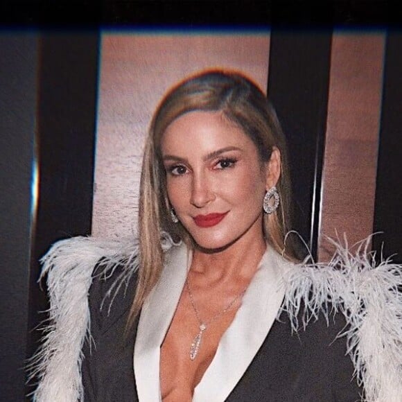 Claudia Leitte apostou em look com decote para jantar filotrópico