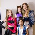 Virgínia Fonseca posou com fãs e esbanjou simpatia no evento 'Conexão Teen', em São Paulo