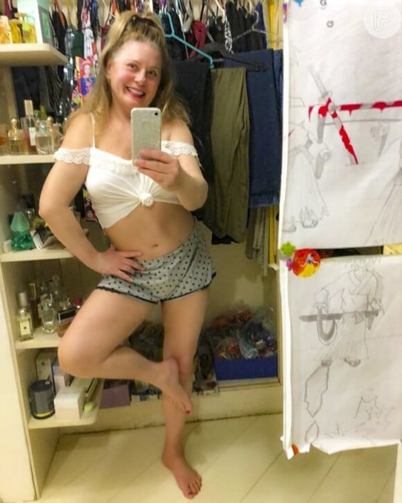 Vera Fischer mostra boa forma em selfie no closet 