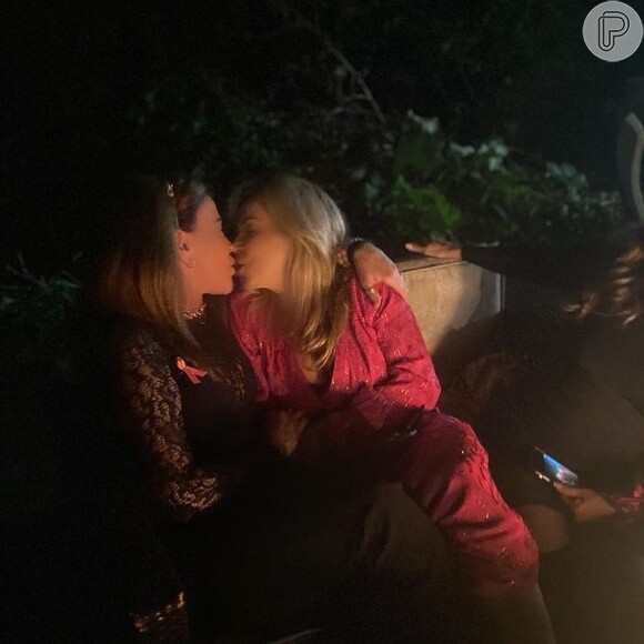 Zilu Godoi rebateu críticas em outubro após aparecer na rede social beijando uma amiga na boca: 'Preconceituosos'