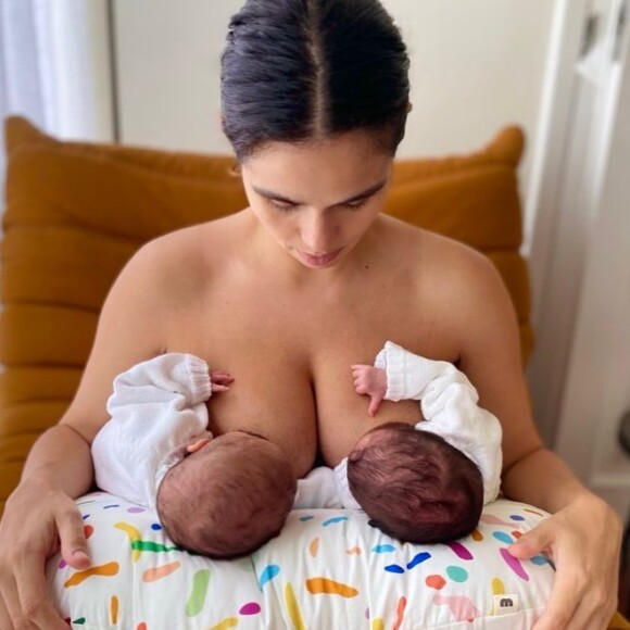 Nanda Costa encantou ao postar foto amamentando as filhas gêmeas