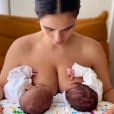 Nanda Costa postou foto amamentando as filhas gêmeas