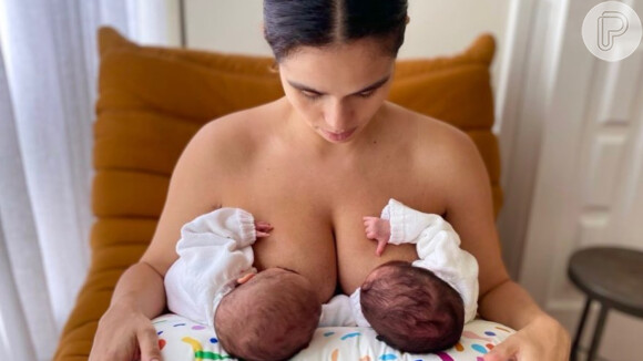 Nanda Costa postou foto amamentando as filhas gêmeas