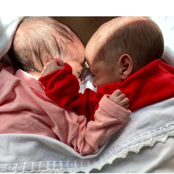 Nanda Costa apresentou as filhas, Kim e Tiê, para o público