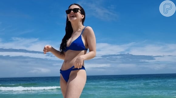 Klara Castanho, de 21 anos, surpreendeu os fãs ao postar foto rara de biquíni