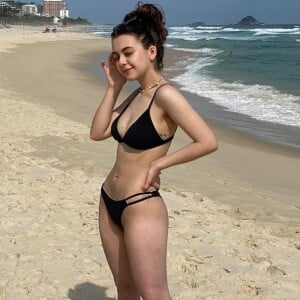 Klara Castanho, de 21 anos, esbanjou beleza em dia de praia