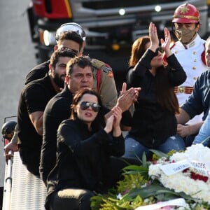 Corpo de Marília Mendonça é levado em carro de Bombeiros a cemitério de Goiânia, em 6 de novembro de 2021