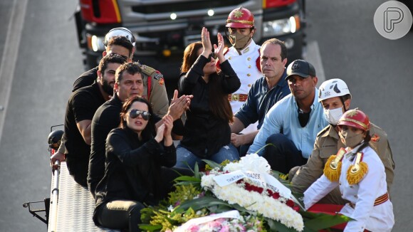 Corpo de Marília Mendonça é levado em carro de Bombeiros a cemitério de Goiânia, em 6 de novembro de 2021
