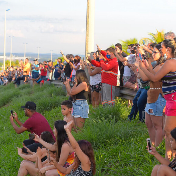 Milhares de fãs de Marília Mendonça prestaram a última homenagem à cantora