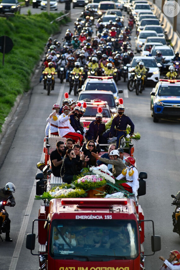 Milhares de veículos acompanharam o cortejo do corpo de Marília Mendonça