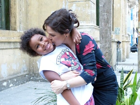 Drica Moraes recebeu visita do filho, Matheus, nos bastidores da novela 'Império'