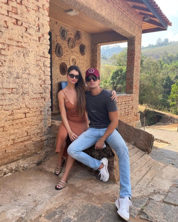 Luan Santana assumiu publicamente o namoro com Izabela Cunha há pouco menos de uma semana