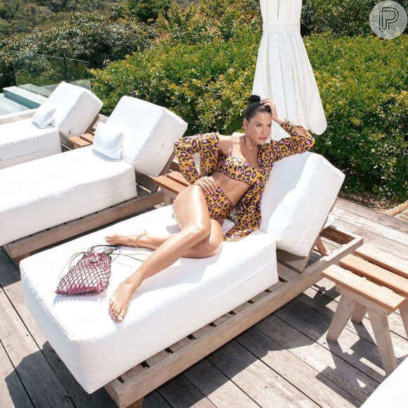 A modelo Andressa Suita usou saída de praia com animal print