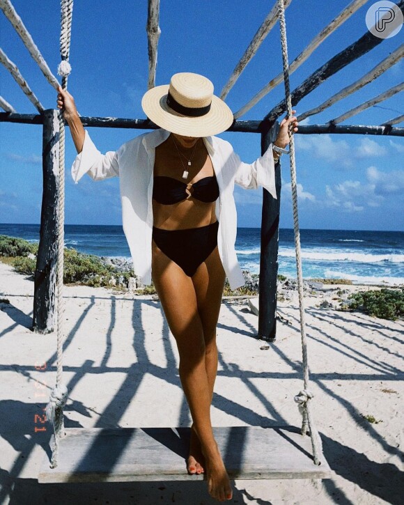 Juliana Paes usou camisa social branca como saída de praia: opção é elegante e refinada